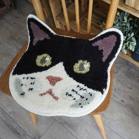 ネコの顔をデザインした可愛いチェアパッド＜Nyanface-Hachiware