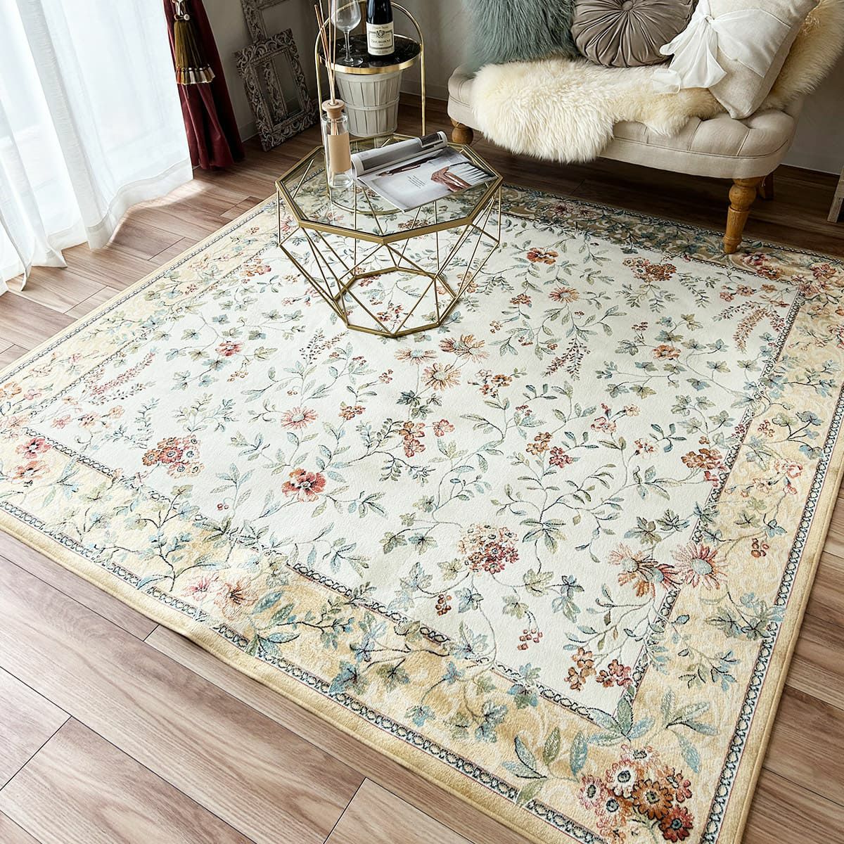 クラシックなフラワーモチーフのベルギー産モケット織ラグ＜Reperie